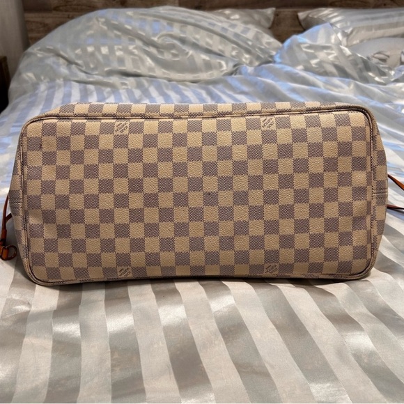 Louis Vuitton, 2022 - Picture 4 of 9